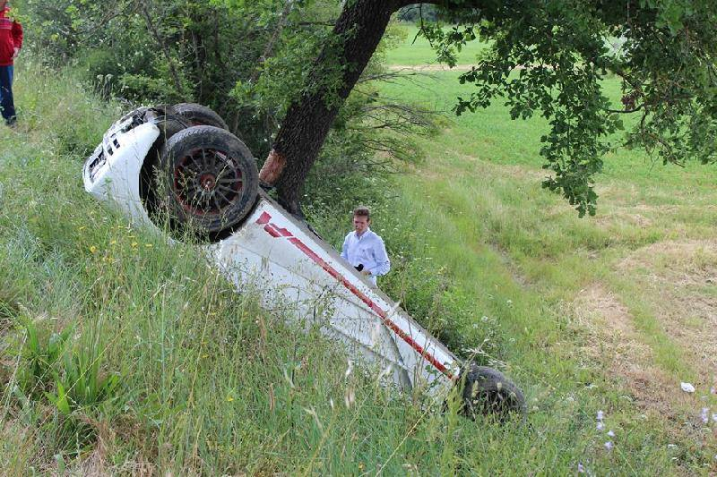Illustration for article titled Holy Crap Someone Just Flipped This Gorgeous McLaren F1 In Italy